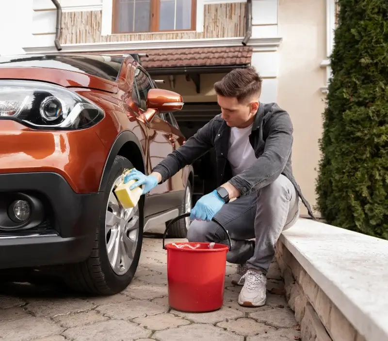 Lavage auto à domicile Jarnosse : professionnel intervenant sur un véhicule